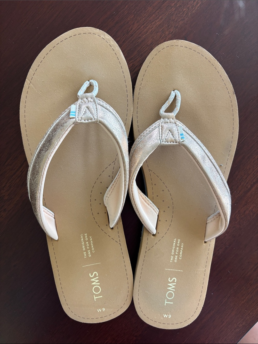TOMS Women's Metallic Gold Thong Sandals with Tan Footbed